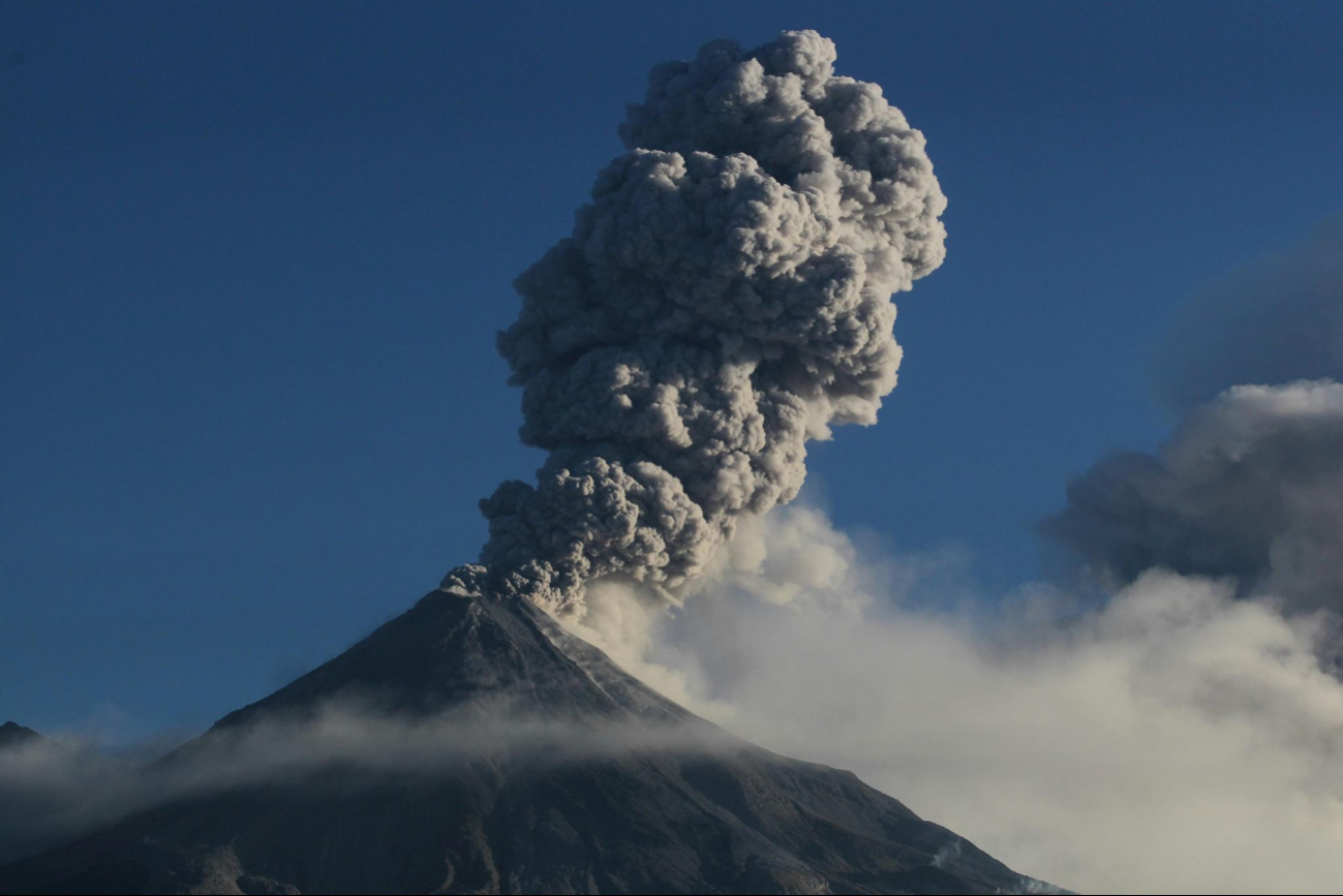 Monte Ibu de Indonesia entra en erupción y arroja lava y ceniza
