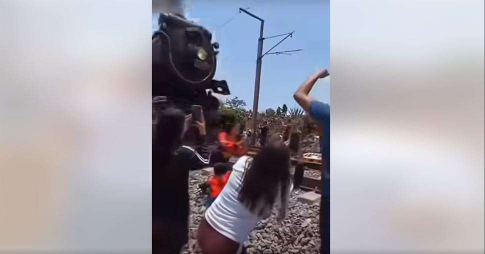 Mujer fue golpeada por máquina de vapor