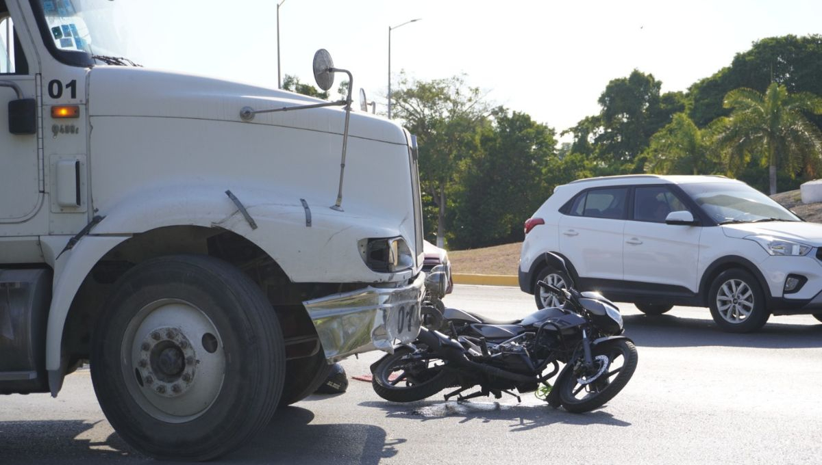El tráiler impactó a los motociclistas en Campeche