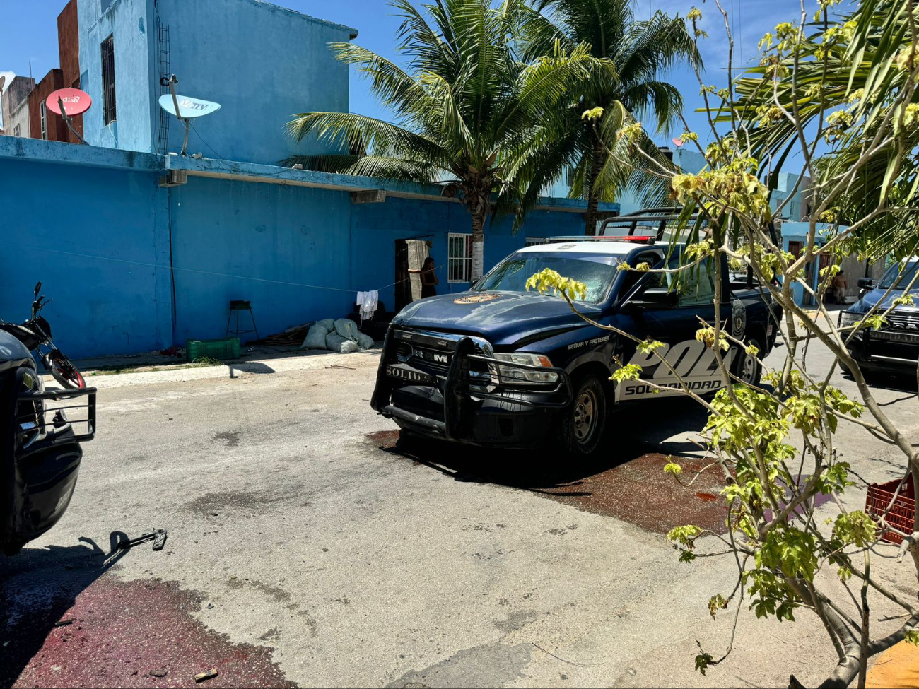 Patrullas chocan un auto con hombres armados en Playa del Carmen
