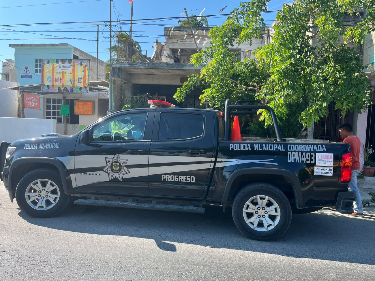 Oficiales de la policía municipal investigan los hechos en Progreso