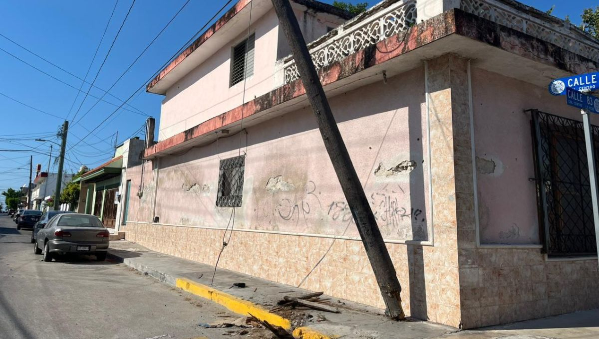 Conductor presuntamente ebrio derriba postes de energía eléctrica y deja sin luz a familias  en Progreso