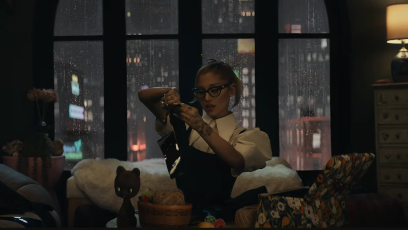 Ariana Grande se convierte en Catwoman para su videoclip de 'That boy is mine'