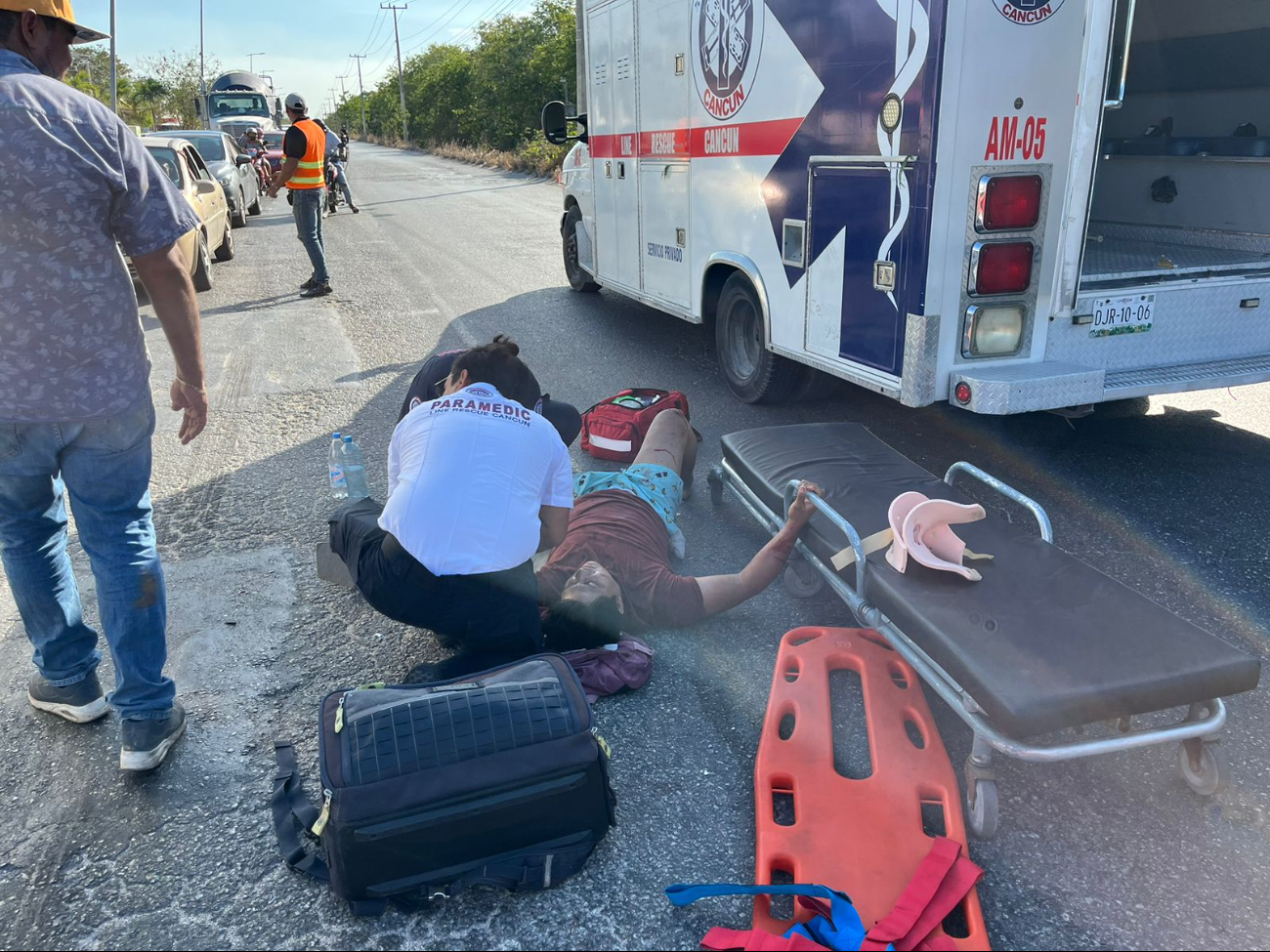 Paramédicos atienden a uno de los motociclistas lesionados en Cancún