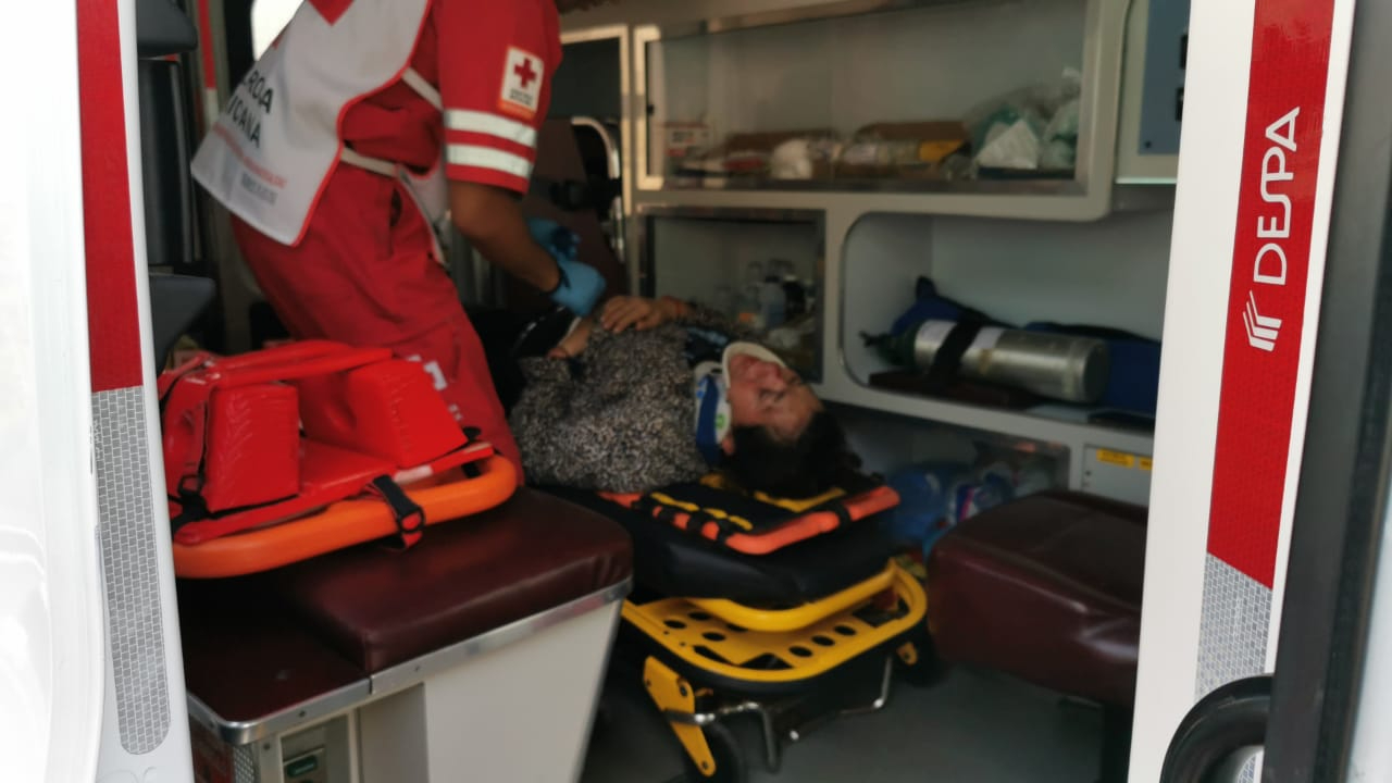 Una mujer fue llevada al hospital por paramédicos de la Cruz Roja Mexicana