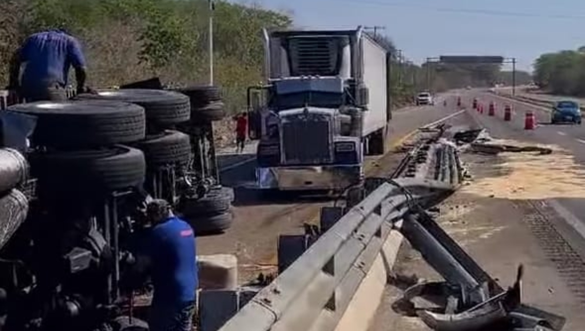 Trailero vuelca al subir un puente de la carretera Mérida-Campeche