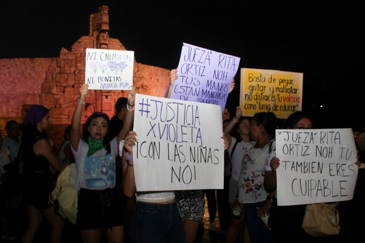 Feministas marchan exigiendo justicia por Violeta / Especial
