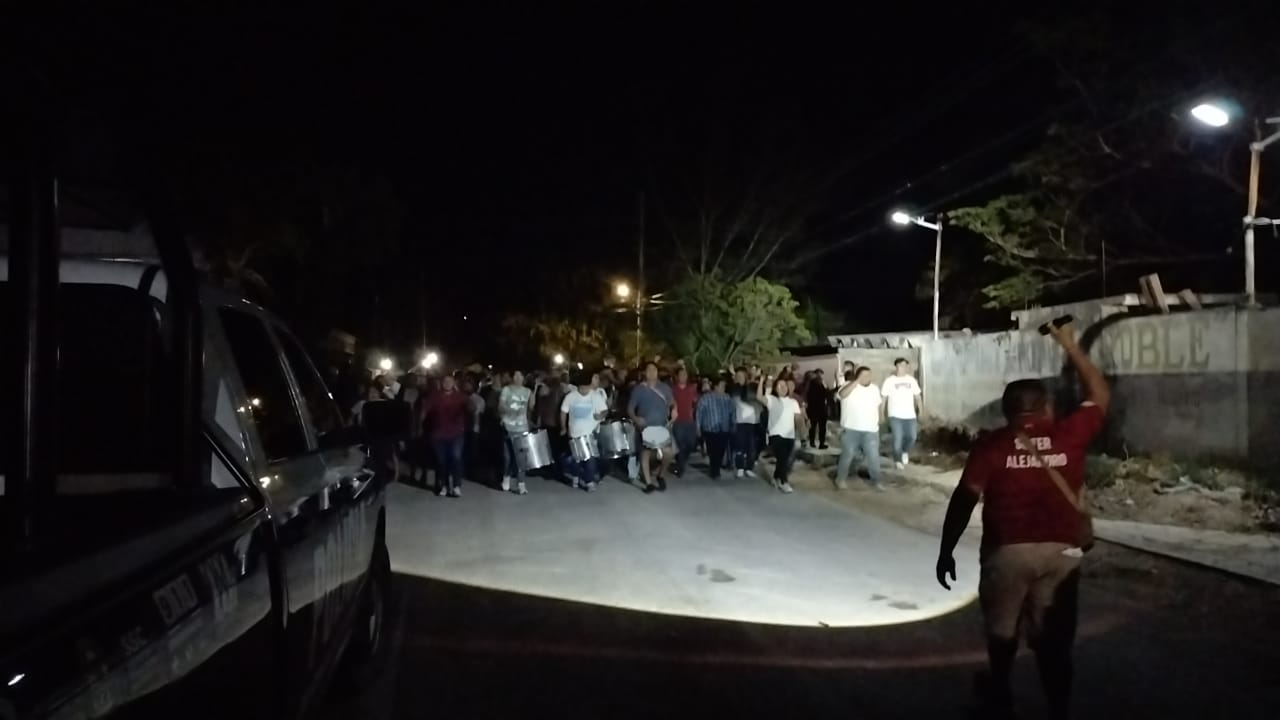 Una manifestación ocurrió en las afueras del Consejo Distrital 13