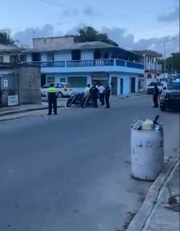 Agentes policiacos acudieron a la escena del crimen en Playa del Carmen