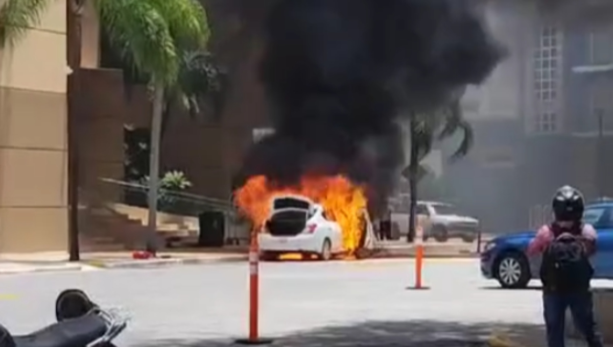 El taxi fue consumido en su totalidad por el fuego