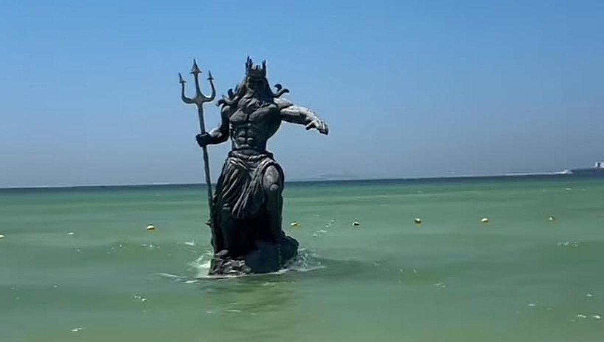 La estatua de Poseidón fue colocada en Progreso