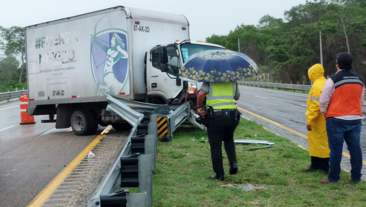 Fuertes lluvias provocan accidente vehicular en la carretera Campeche-Mérida