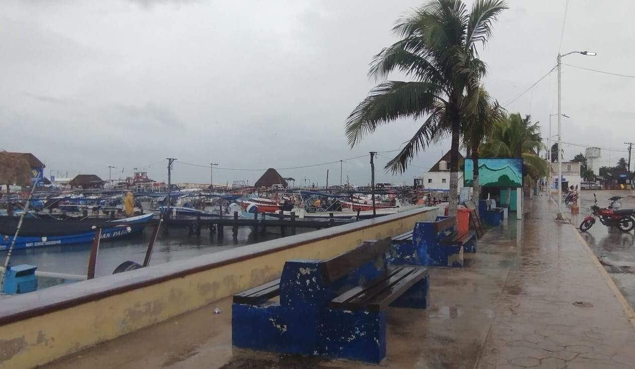 Más 150 embarcaciones permanecen en el puerto de Chiquilá, por las lluvias