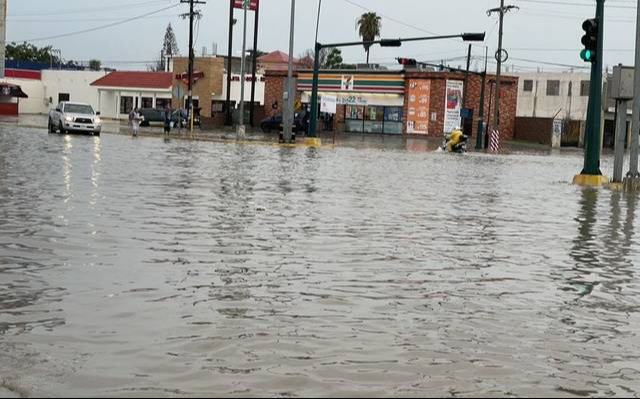 Tras las inundaciones registradas en Tamaulipas, abuelitos salen a la tienda en lancha inflable