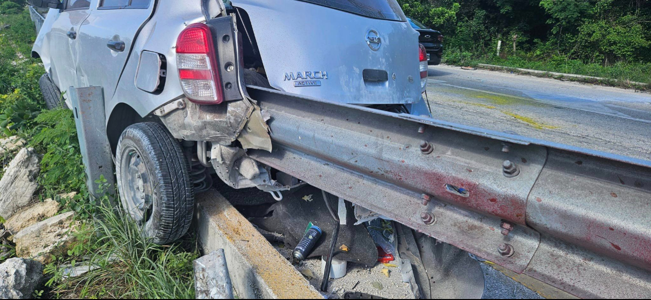 La valla metálica atravesó el carro, dejando al conductor con una herida expuesta en la ingle