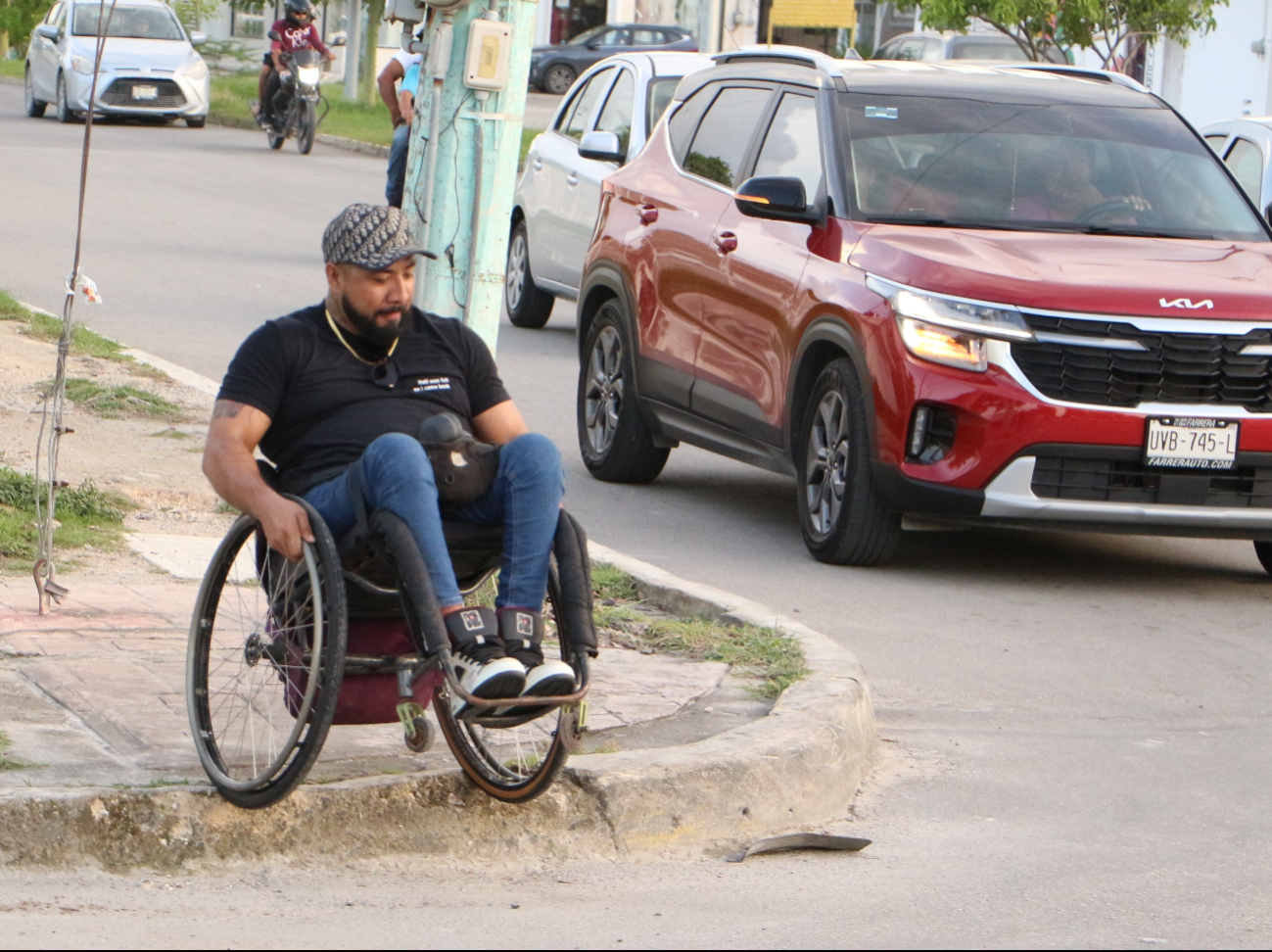 Alberto Maldonado Blanco es un joven que se traslada en silla de ruedas y cada día tiene que pasar un peregrinar para trasladarse de un lugar a otro.