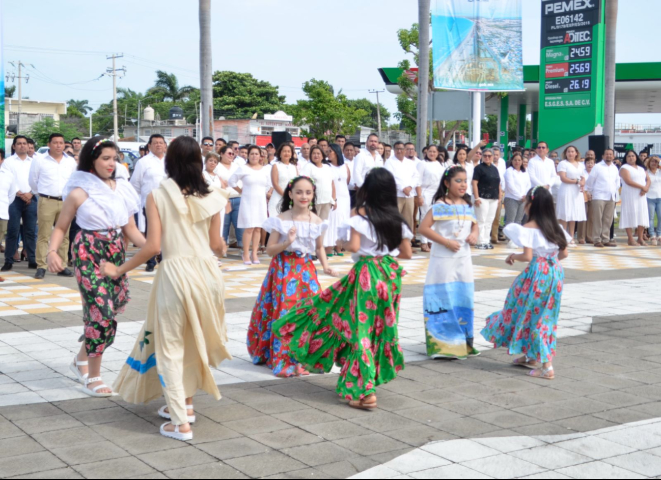 En el evento participaron los alumnos del taller de danza “Amigos Unidos por el Folkrore”.