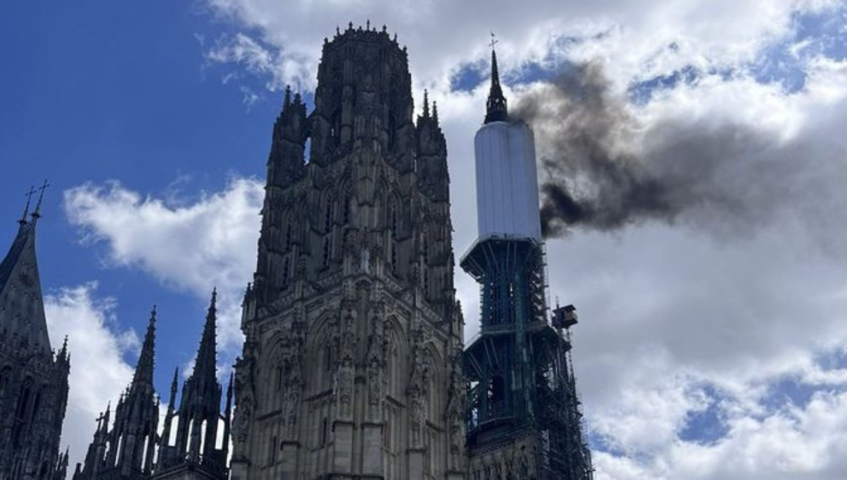 Este jueves se registró un incedio en la Catedral de Rouen en Francia