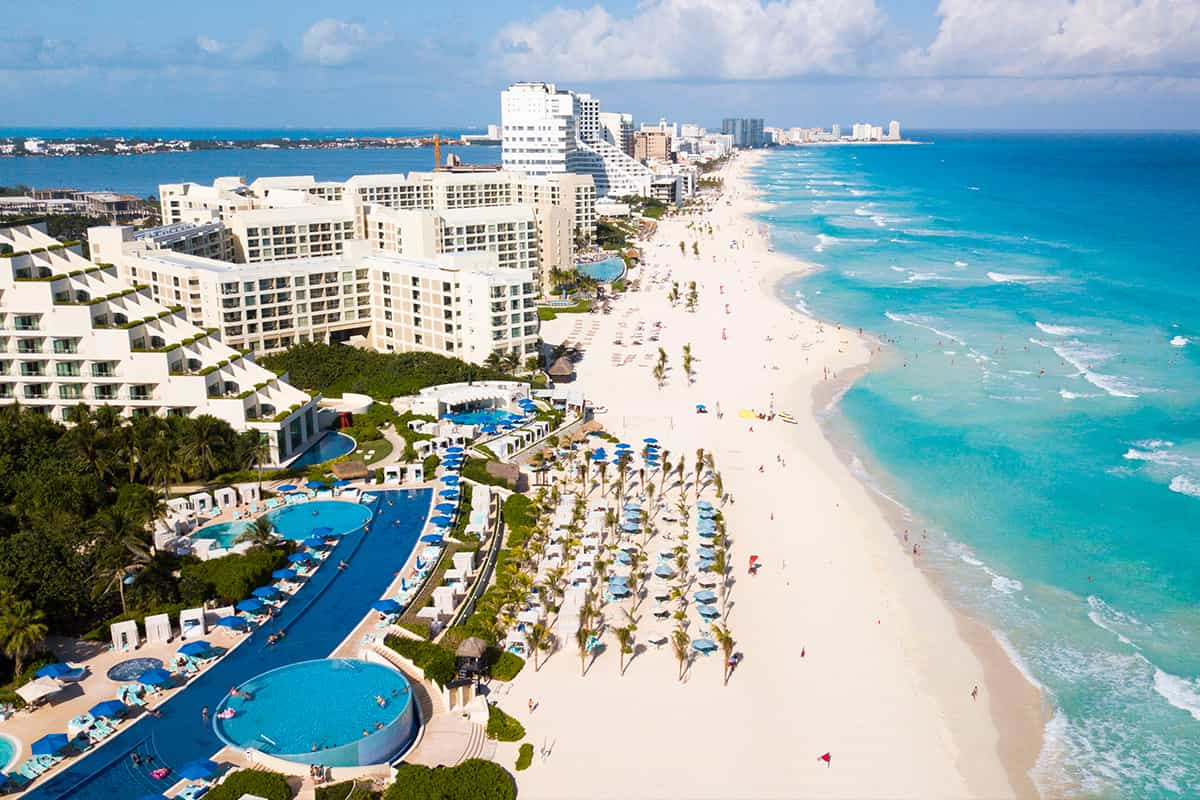 Cancún se encuentra en Quintana Roo, un estado que integra la Península de Yucatán y que se ha convertido en un punto de visita obligado para turistas nacionales y extranjeros