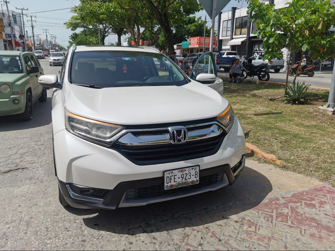 El conductor de una camioneta Honda CR-V impactó a la mujer al cruzar sin precaución.