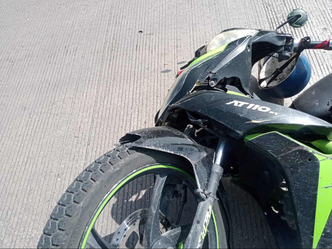 El motociclista sufrió golpes menores y no requirió atención médica.