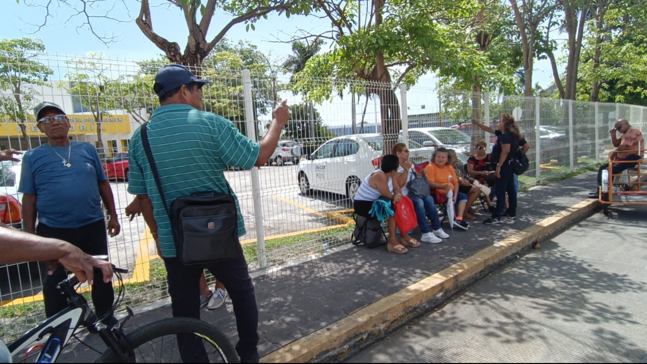 Es el tercer día consecutivo de protestas para exigir el pago de las quincenas adeudadas.