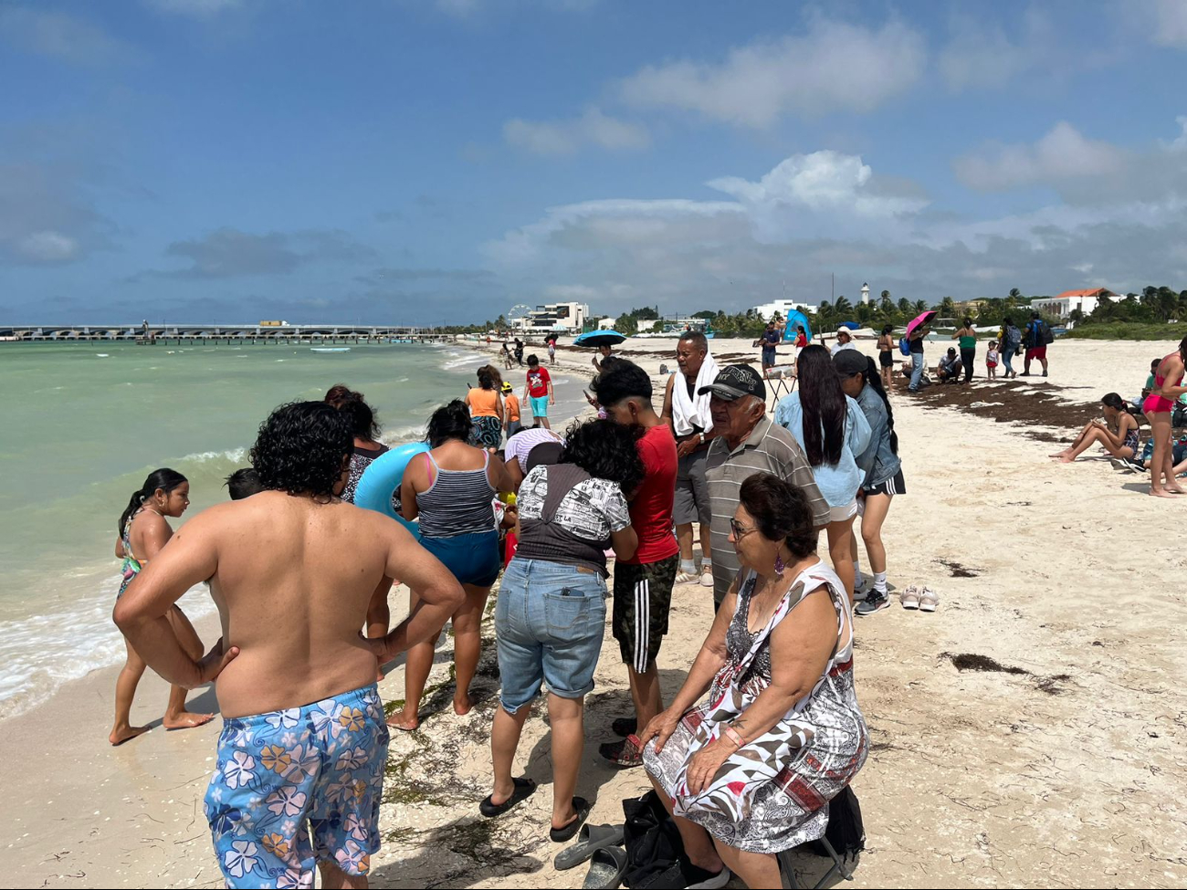 La gente se acumuló para tomarse una foto del recuerdo con Poseidón