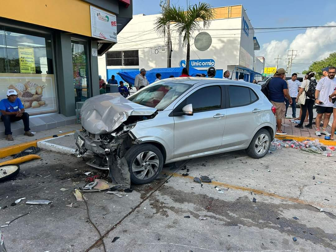 Conductor causa carambola en Playa del Carmen