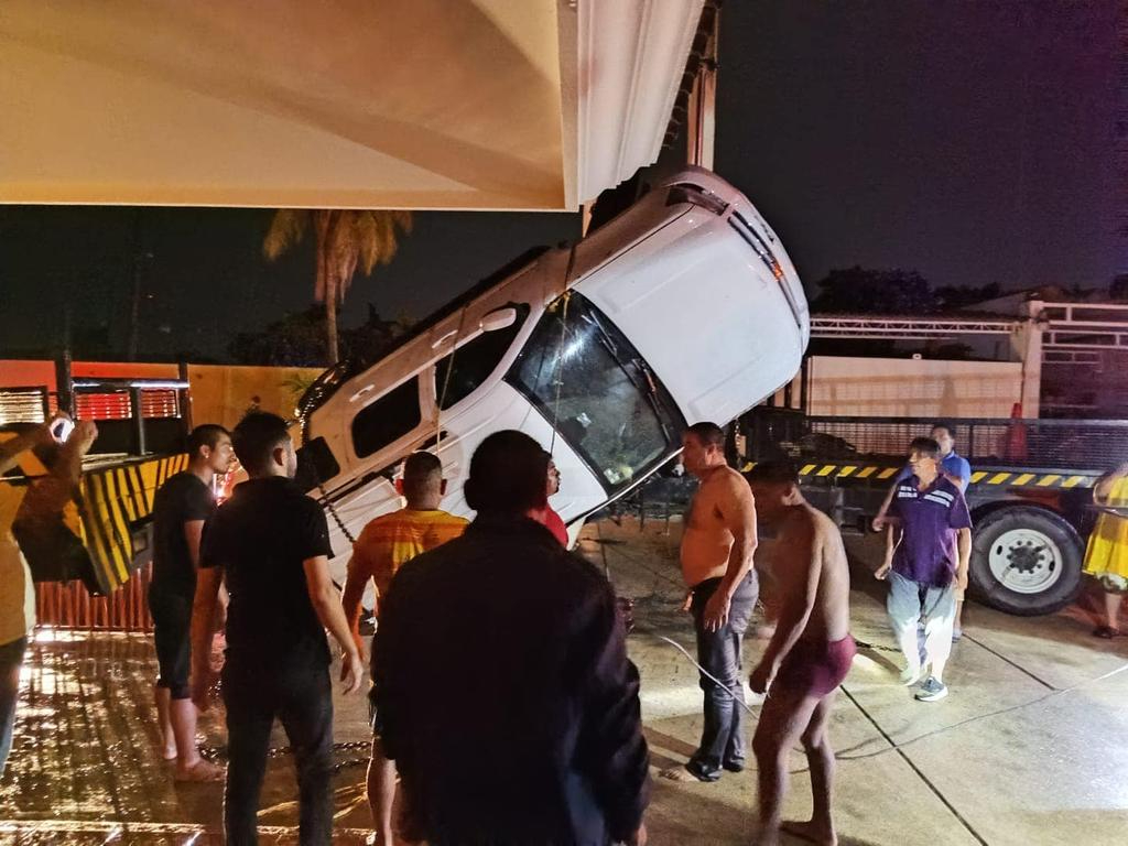 Autoridades ingresaron al río Calzadas para recuperar la camioneta