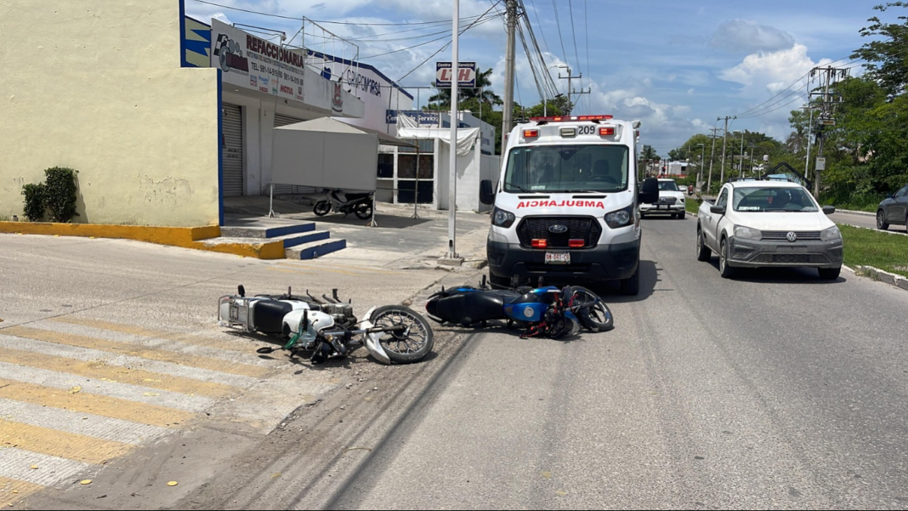 El incidente ocurrió cerca de la una de la tarde cuando una motocicleta fue impactada por otra que circulaba a exceso de velocidad.