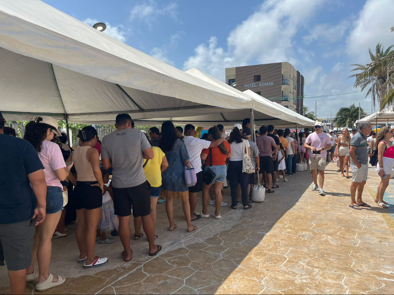 Las personas hacían largas filas para comprar la torta de kibi