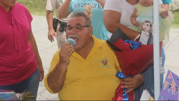 Francisco Rodríguez, conocido como "Guajiro", fue sorprendido en su cumpleaños con flores y un peluche que lo representaba