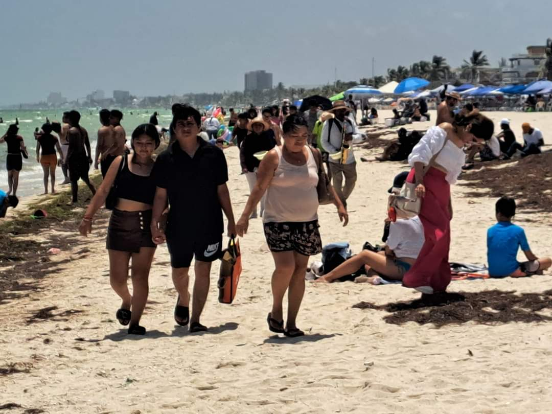 Familias 'abarrotan' las playas de Progreso ante el inicio de las vacaciones de Verano