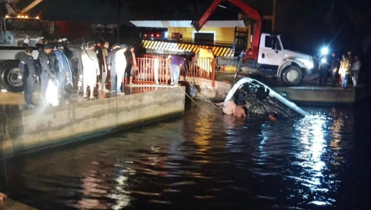 Una grúa fue la encargada de retirar el vehículo del río Calzadas en Coatzacoalcos