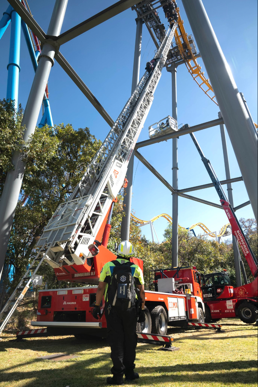 Bomberos de CDMX realizan simulacro en Six Flags