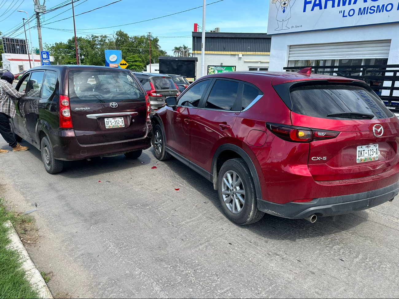 El conductor de una camioneta Toyota frenó en el cruce con la calle Perú, y una camioneta Mazda chocó contra su parte trasera.