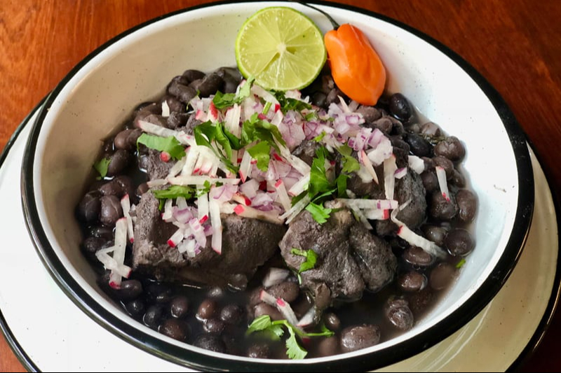 El frijol con puerco se come los lunes por ser un plato fácil de preparar.