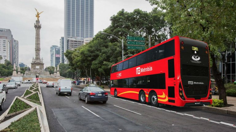 Reportan 12 lesionados en Metrobús en la estación Plaza de la República