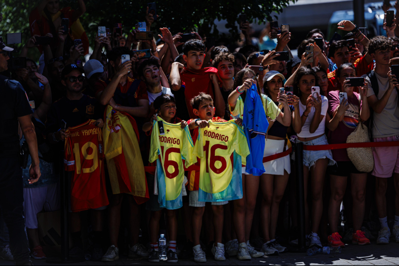 Niños y adultos esperaban el saludo de sus futbolistas favoritos