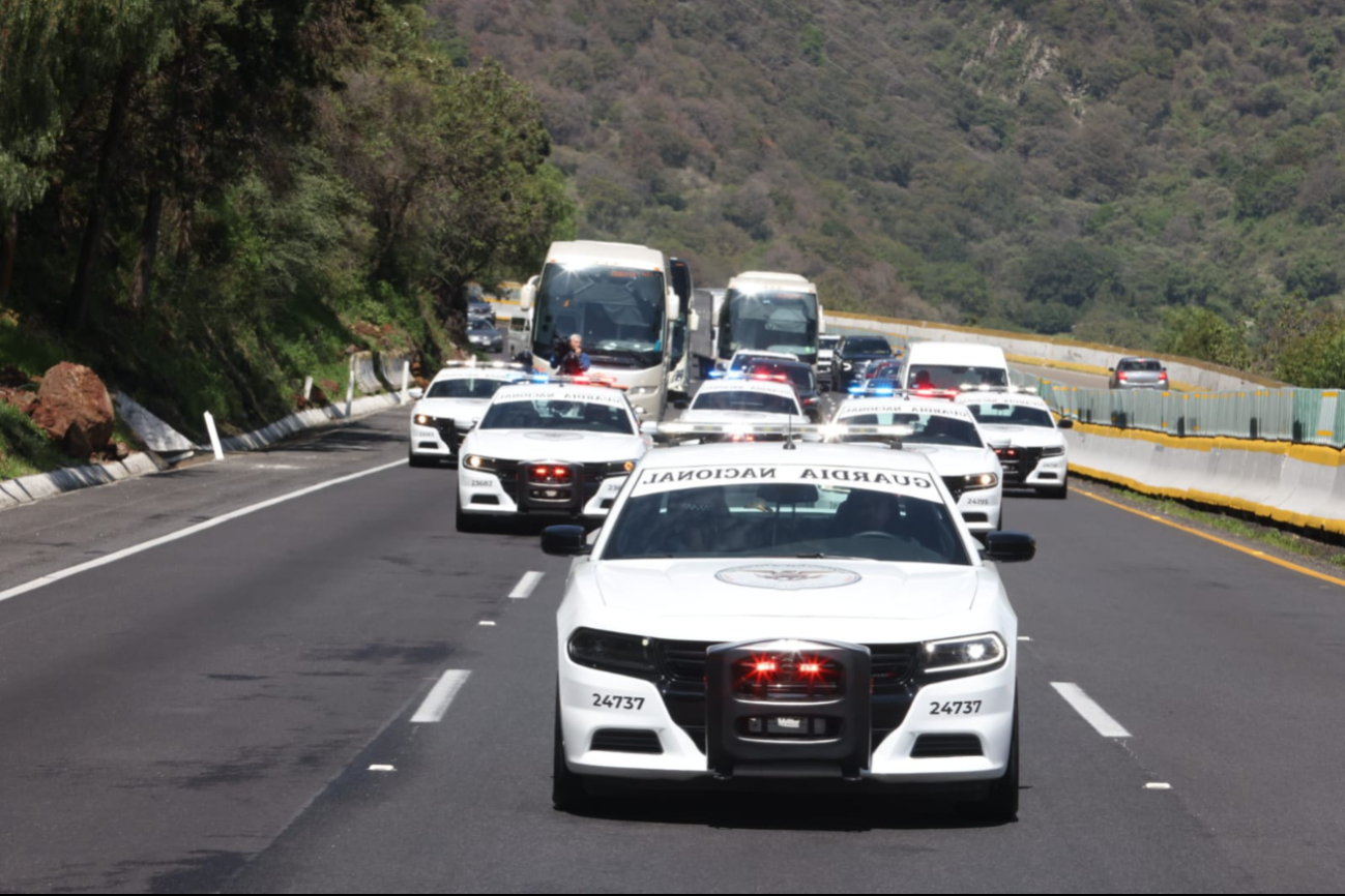 Agentes de la Guardia Nacional custodian el lugar de la masacre