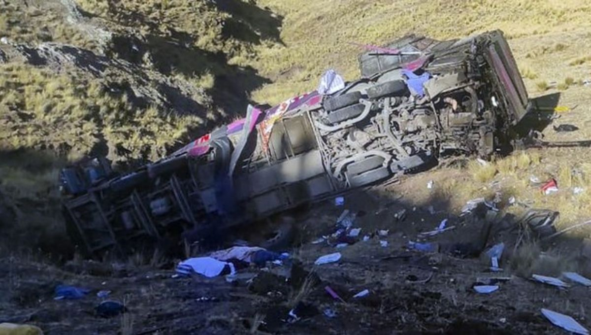 En Perú un accidente en el que un autobús de pasajeros se fue a un barranco provocó la muerte de al menos 23 personas