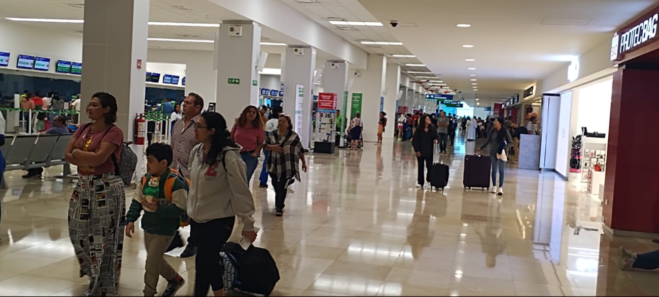 Pasajeros esperan a abordar sus vuelos hacia varios destinos