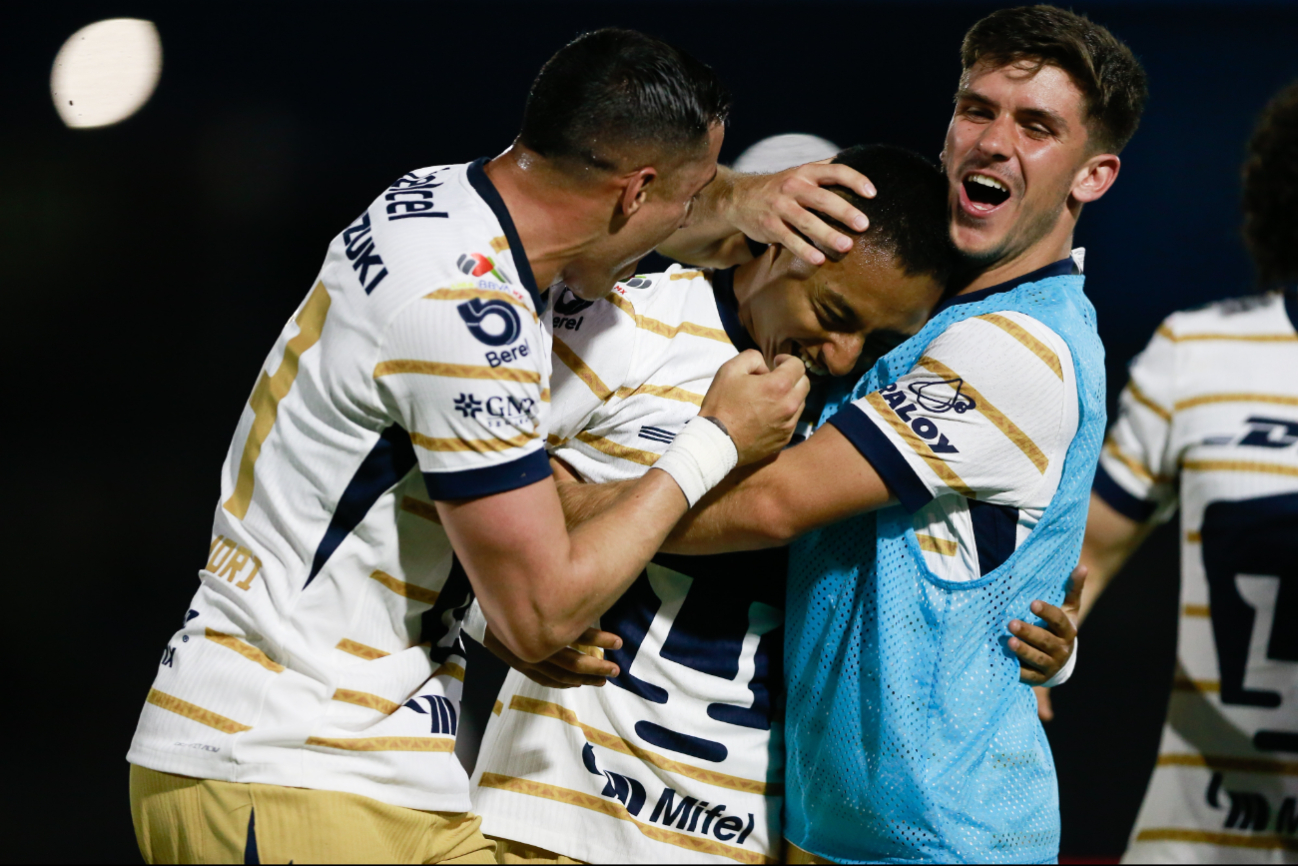 Ángel Rico celebra su gol del empate para Pumas contra Bravos de Juárez