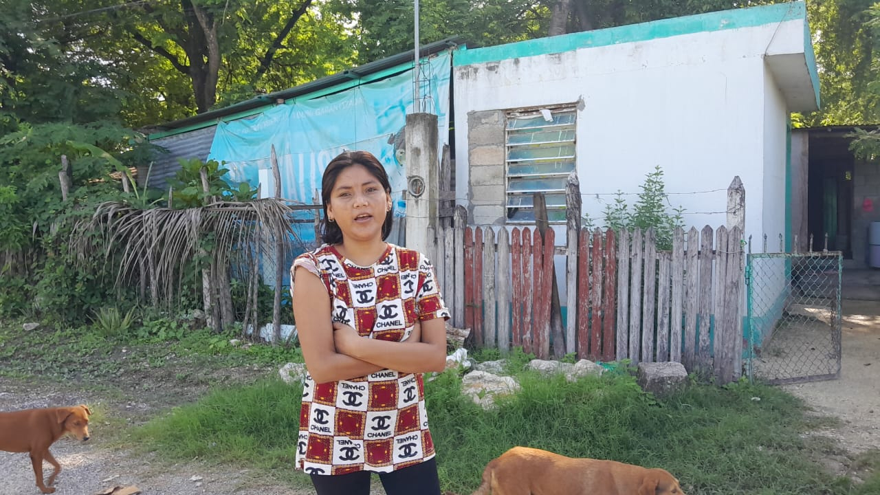 Cecilia Jiménez Naranjo, habitante de Concordia, se abastece con agua estancada en un predio baldío para usarla en el baño.