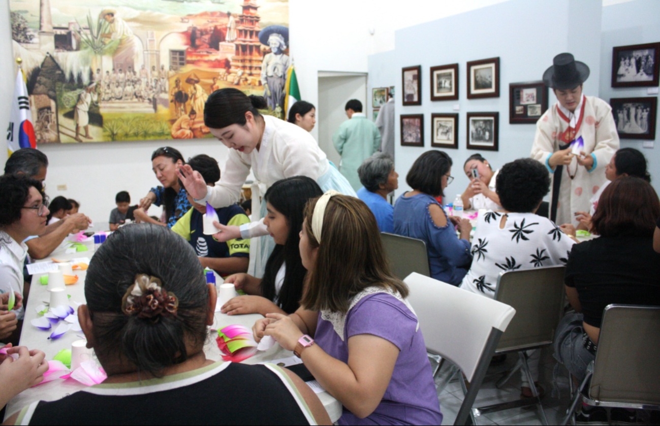 Los miembros de la orquesta realizan actividades en el Museo