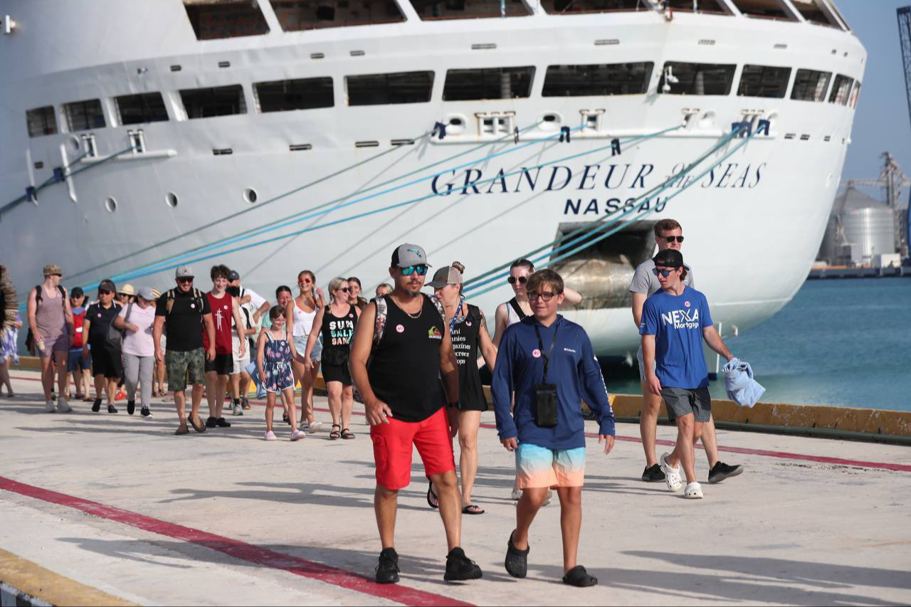 Más de 2 mil turistas llegaron en el crucero