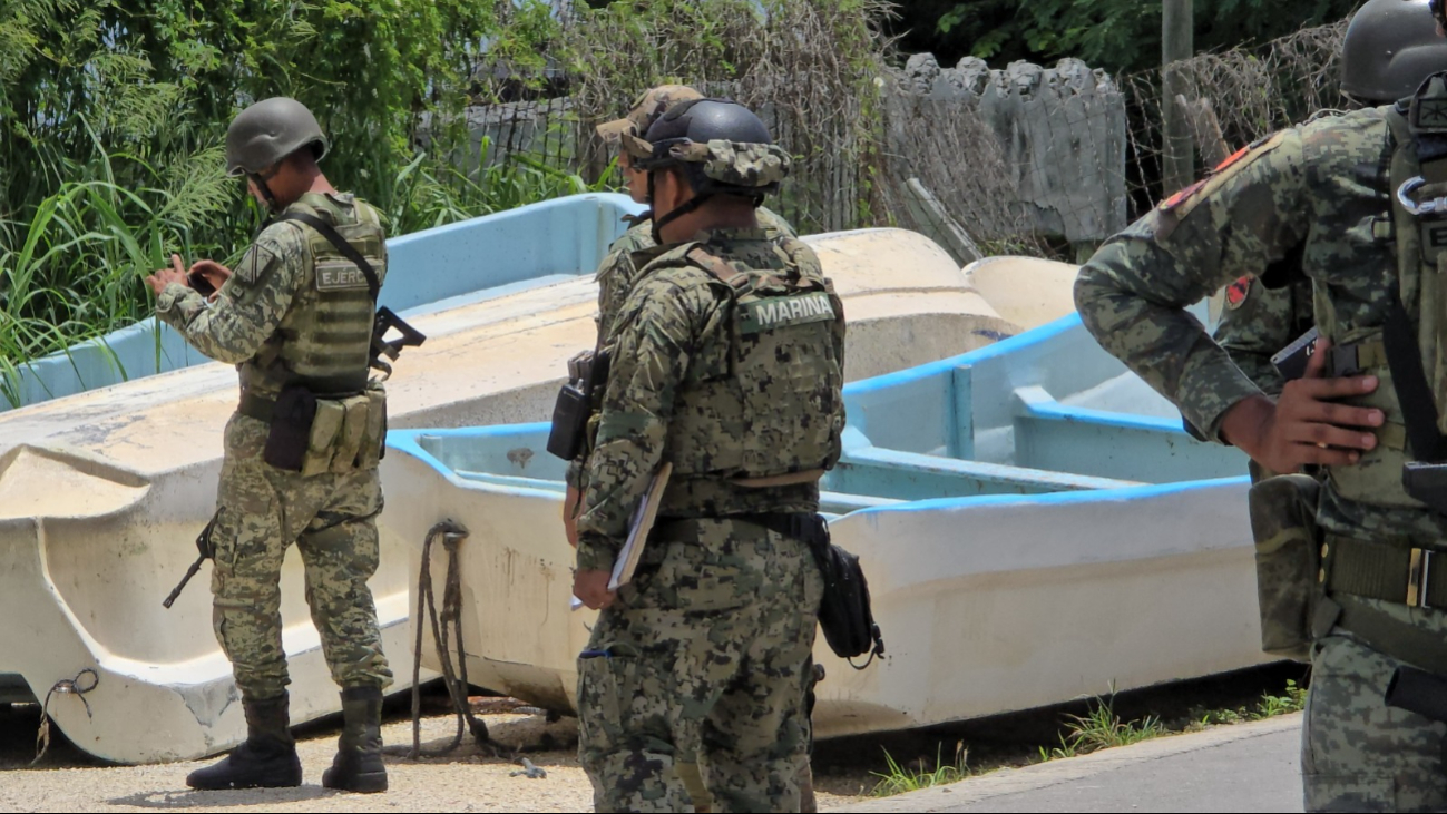 Se recuperaron tres kilos de pepino de mar y tres armas de fuego.