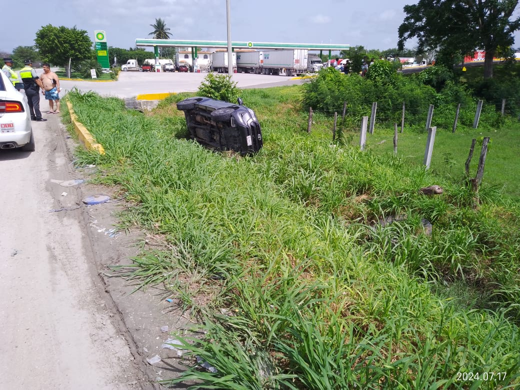 Un automóvil Jetta, por exceso de velocidad y poca precaución, impactó una camioneta azul y se volcó en la carretera Escárcega – Villahermosa.