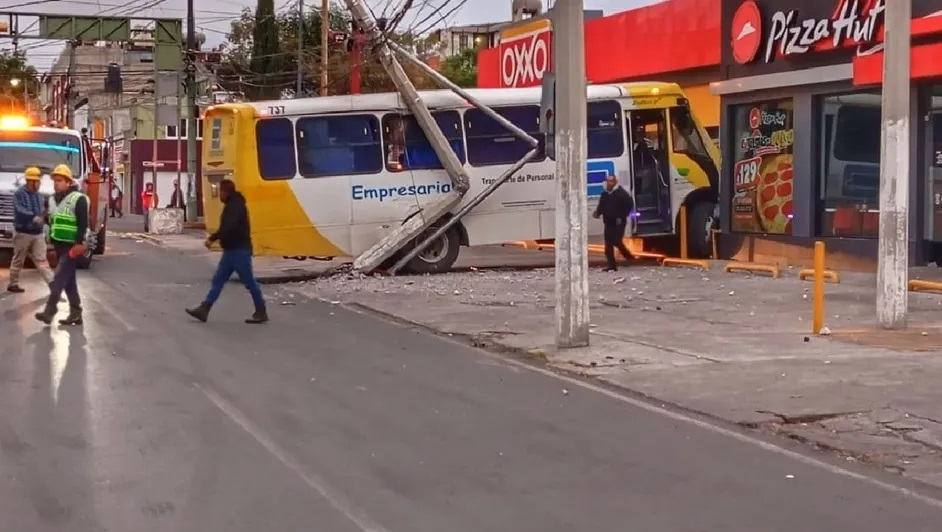 14 personas resultaron lesionadas luego de que un autobús se estrellara en contra de un Oxxo en Toluca