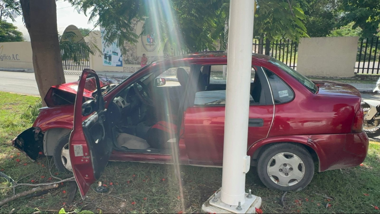 Cuatro personas fueron llevados al hospital luego de quedar prensados dentro de un auto .